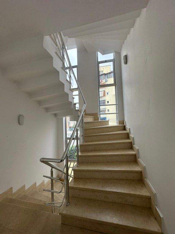 Si offre in affitto un edificio commerciale di 4 piani