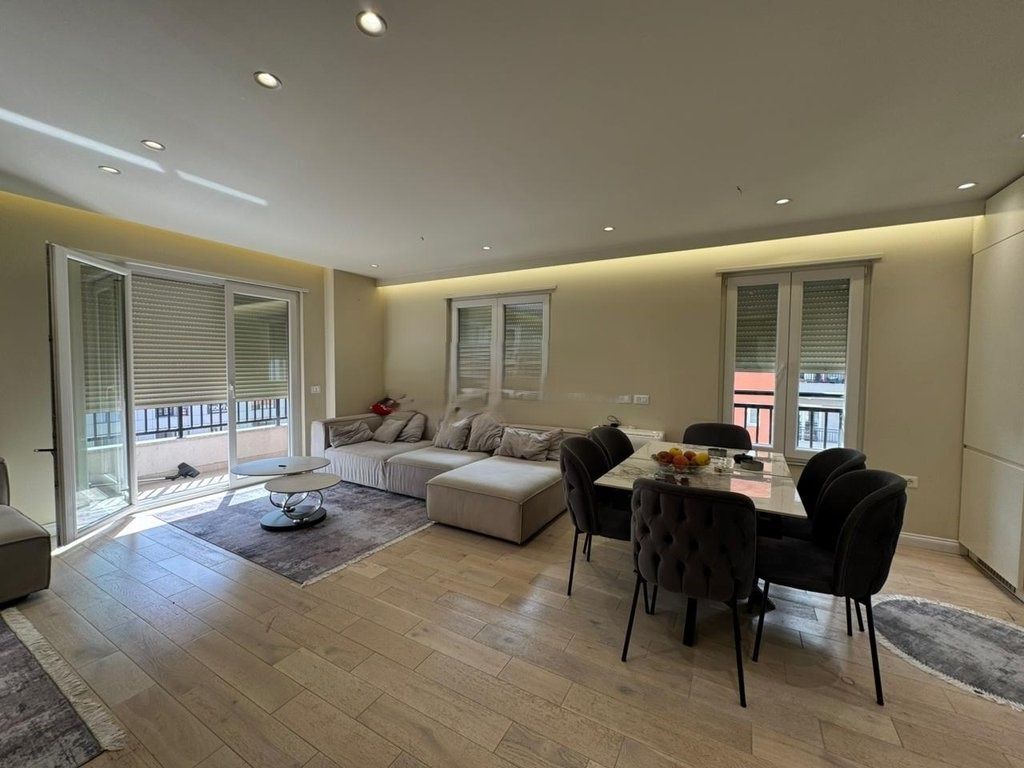 APARTAMENT PER SHITJE TEK VILA L !