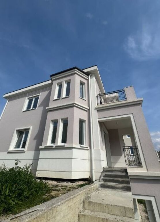 📌Luxurious 3-Storey Villa for Sale – Collina Verde (near TEG)