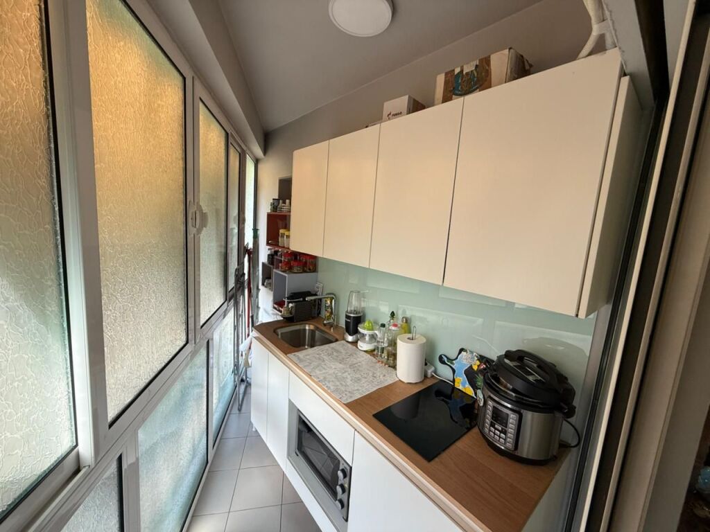 🏢 Apartment 2+1 for sale at Ish Parku – Ndre Mjeda Street  📍 Location: Ish Parku, Ndre Mjeda Street 📐 Area: 80.1 m² 🏢 Floor: 3 🛗 Building with 2 elevators 🛋️ Apartment sold furnished 💶 175,000 euros