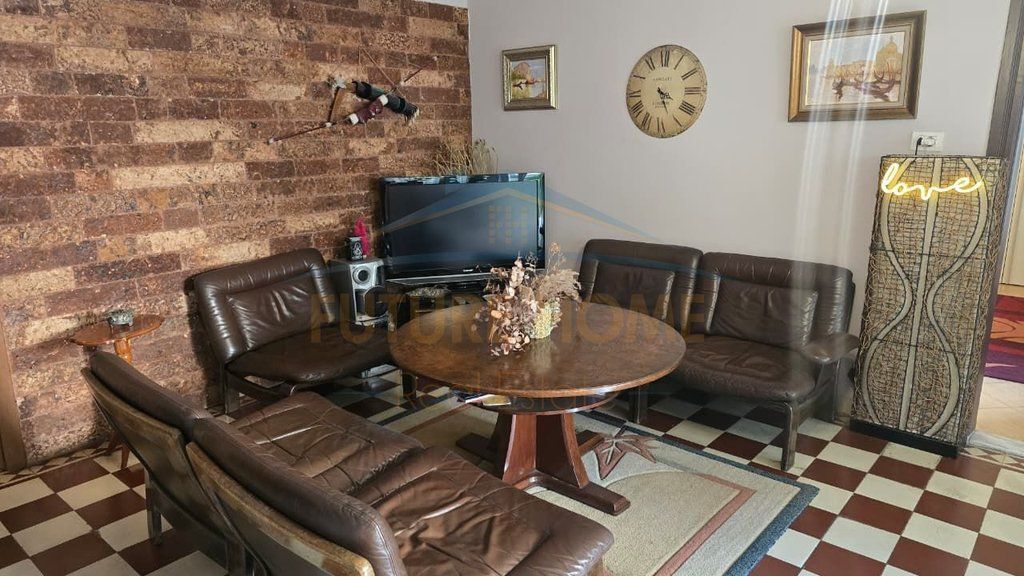 Qira, Shtëpi Private, Pazari i Ri, Tiranë