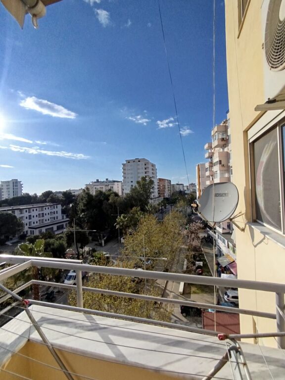 Jepet me qera apartament 1+1 përballë Kompleksi Florida.