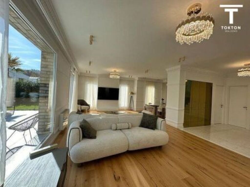 AFFITTO, VILLA DI LUSSO CON PISCINA + 2 POSTI AUTO, TEG.