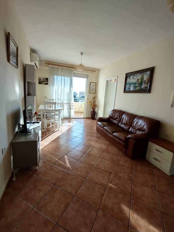 Jepet me qera apartament 1+1 përballë Kompleksi Florida.