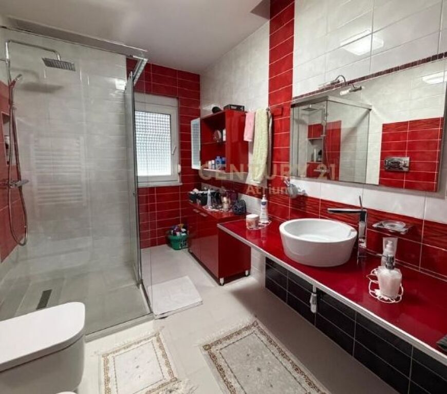 Shitet super apartament 3+1+2 + depo + 2 poste parkimi
