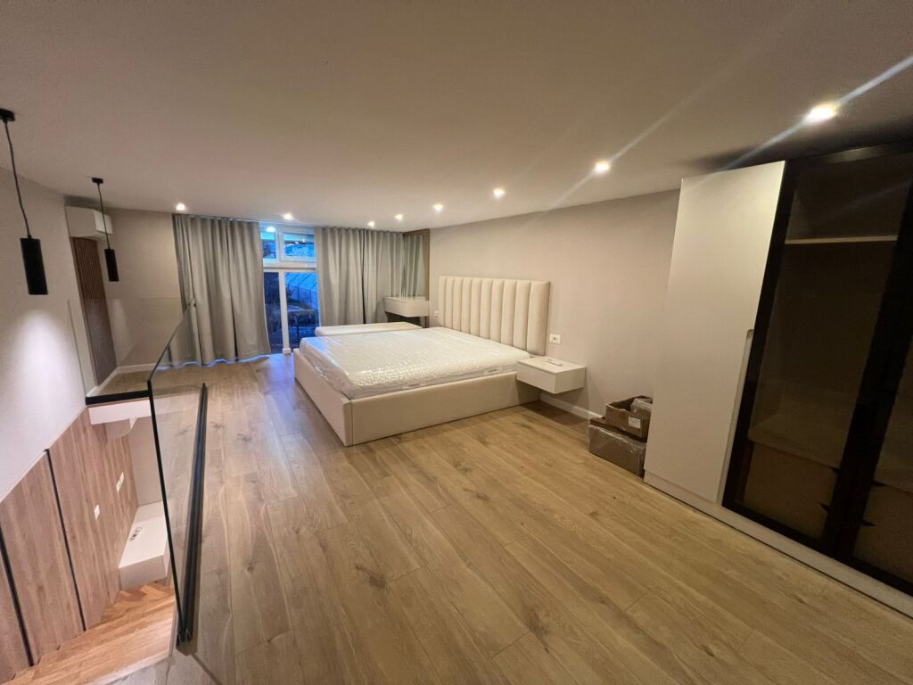 Prane Pallatit me Shigjeta, jepet me qera apartament 1+1 (Duplex)