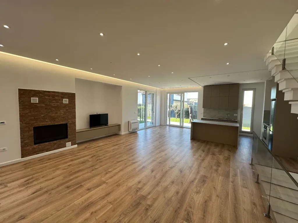 VILLA SU 4 PIANI CON CORTILE IN AFFITTO PRESSO IL COMPLESSO VICINO A TEG