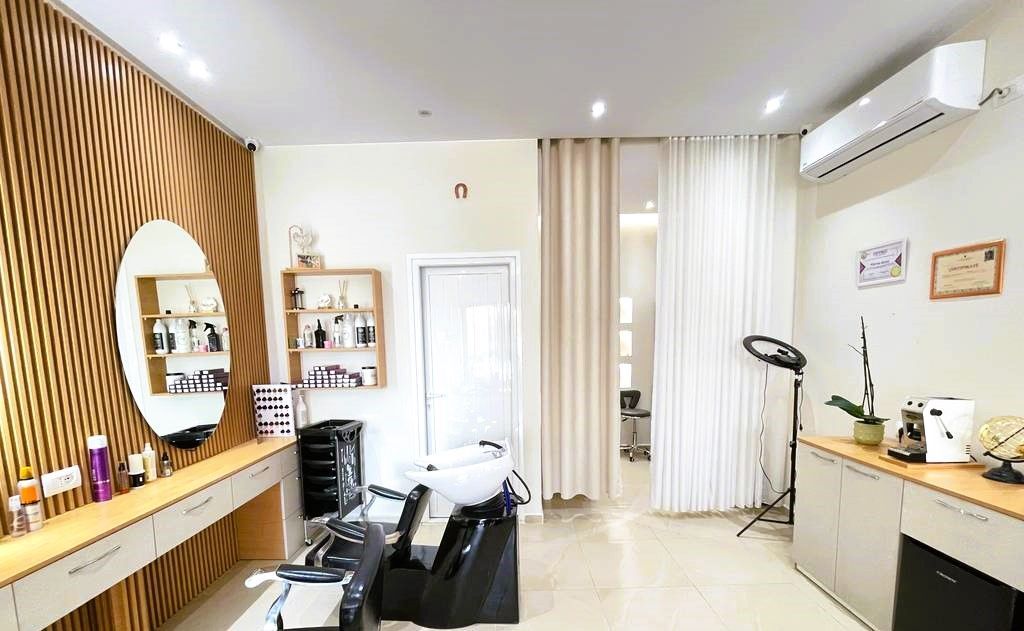 HAIRDRESSING / BEAUTY SPACE FOR RENT NEAR SQUARE 21, KAVAJËS STREET