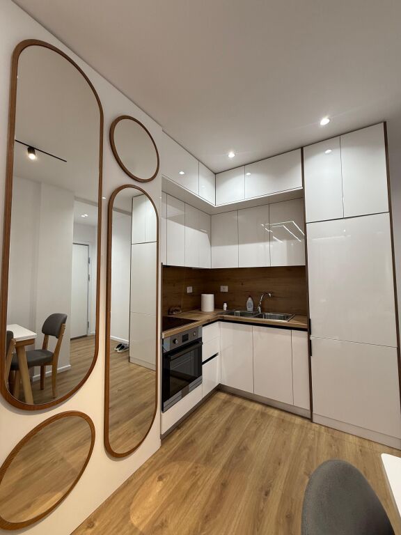 🏠AFFITTASI Appartamento 2+1+Posto Auto 📍Ali Dem, Residenza Kadiu 🏢7° piano, palazzo nuovo con 2 ascensori 🛋L'ingresso è arredato 💶 Prezzo: 60.000 Leke/mese