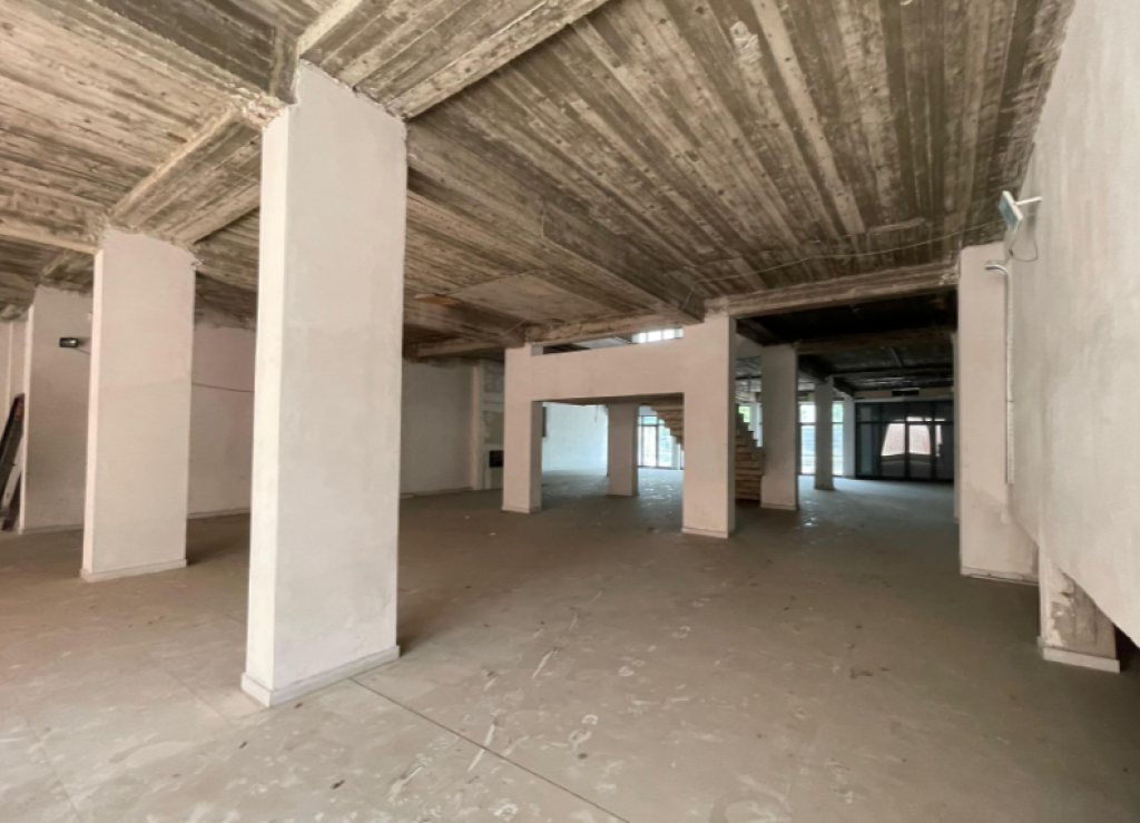 🏢 Ambient Komercial me Qera – Tek Mbikalimi i Komunës