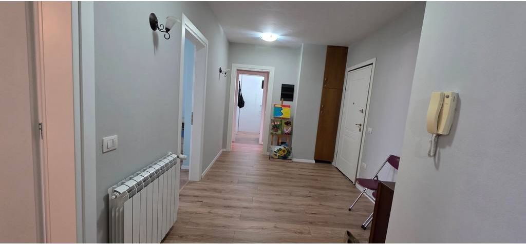 NË HYRJE DON BOSKO – PRANË ZOGUT TË ZI! SUPER APARTAMENT 2+12 ME VERANDË|26 m² | PËR SHITJE!
