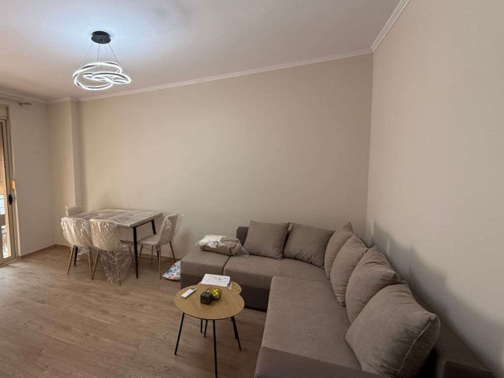 Vila L/Astir, Jepet em qera apartament 1+1 i sapo arreduar.