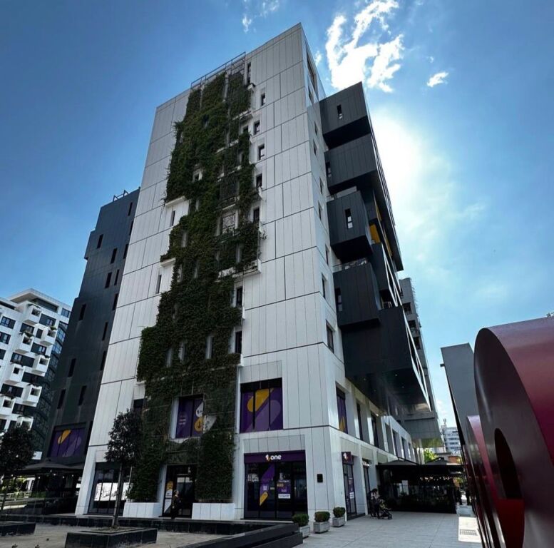 Locale commerciale in affitto a square21, Rrg e Kavajes