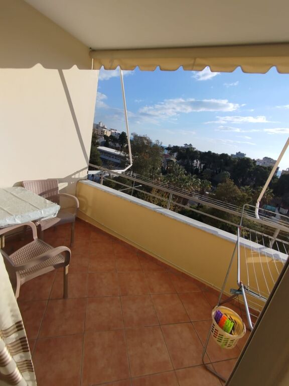 Jepet me qera apartament 1+1 përballë Kompleksi Florida.