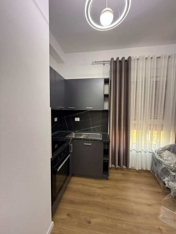 Apartament 1+1+bllk me qira 📍Rezidenca Kadiu, Ali Dem   🏢Kati i 7, me ashensor 🛋️ Mobilim i ri dhe modern 💶 Çmimi: 500€