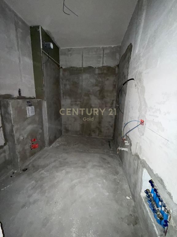 VENDESI APPARTAMENTO 3+1+2+POSTO AUTO AL METROPOLITAN RESIDENCE A KAMEZ! (SIMA COM)