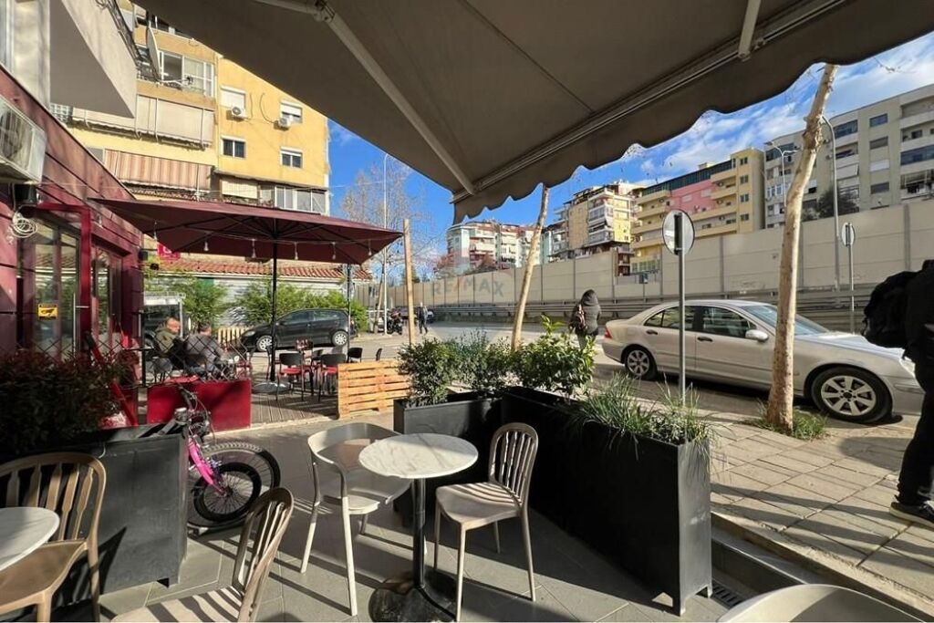 Shitet njësi tregtare te Komuna e Parisi