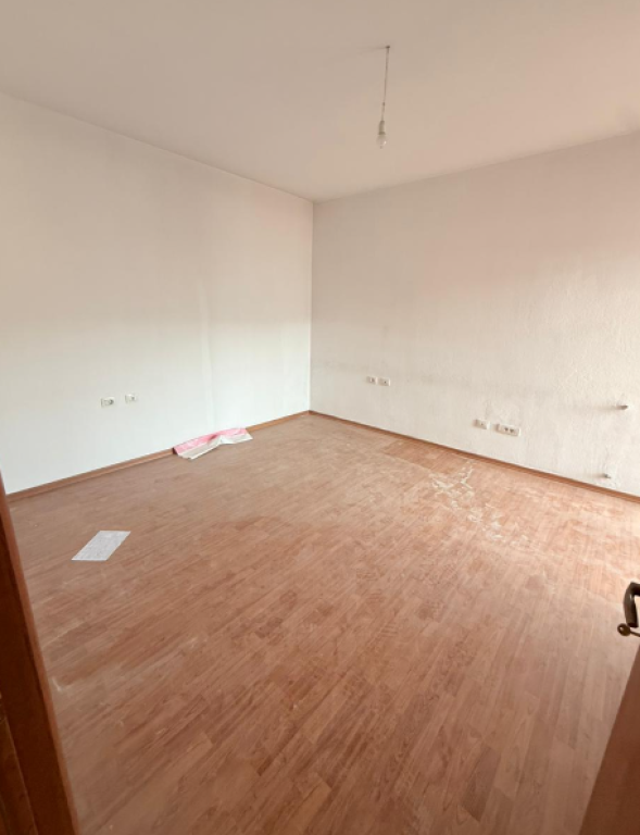 🏡 Apartament 2+1 për Shitje – Tek Mbikalimi i Kristalit (pranë Hotel Queen)  