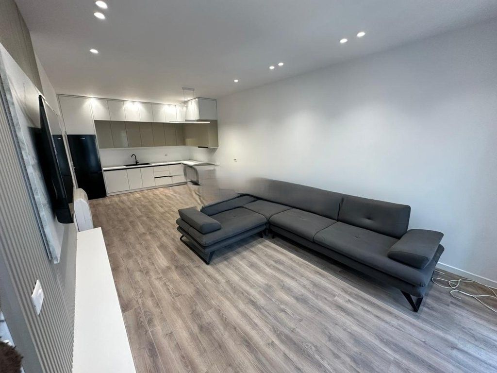 JEPET ME QERA APARTAMENT 1 + 1 TEK EMERALD CENTER RRUGA 5 MAJI ! 750 € /Muaj