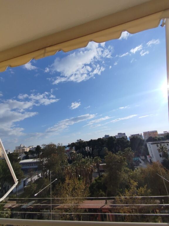 Jepet me qera apartament 1+1 përballë Kompleksi Florida.