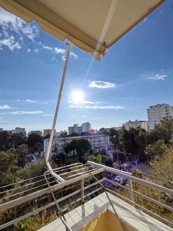 Jepet me qera apartament 1+1 përballë Kompleksi Florida.