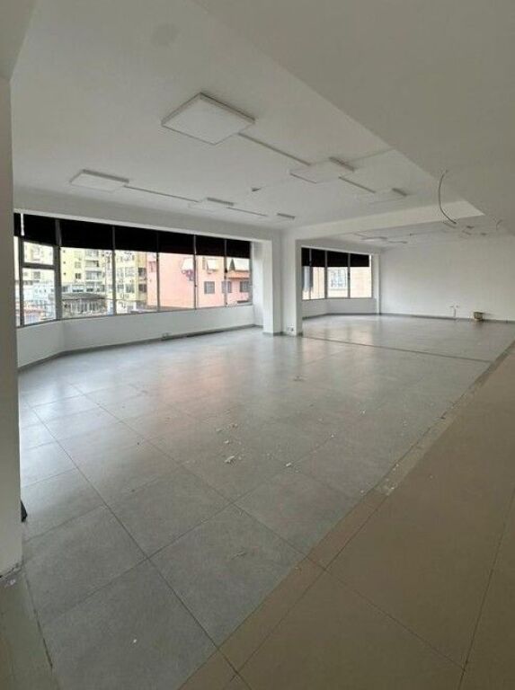 Affitto, edificio di 4 piani, Via Kavaja, Tirana.