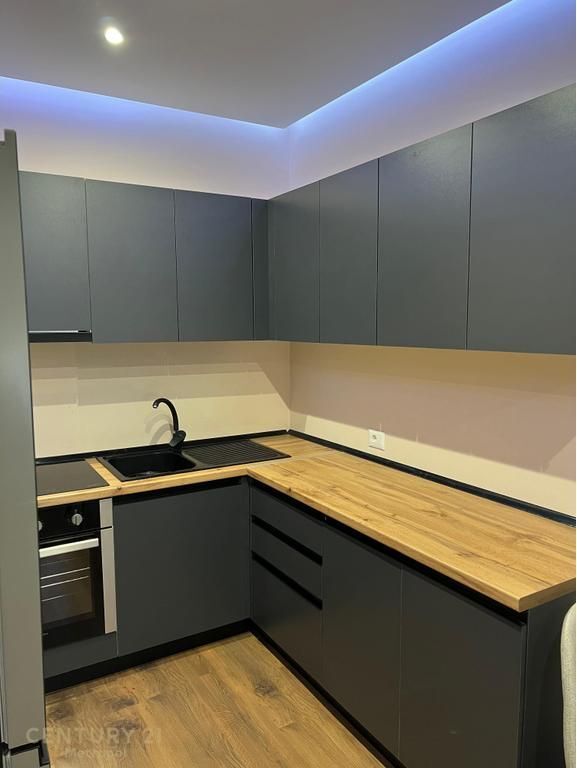 Japim me qira apartament 2+1+verandë te Rruga e Dibrës!