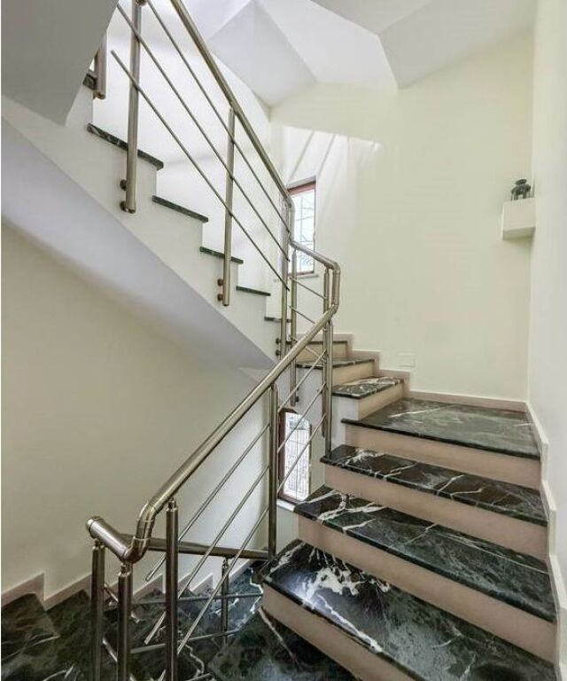 In vendita, villa su 4 piani, Scuola Rossa, Tirana.