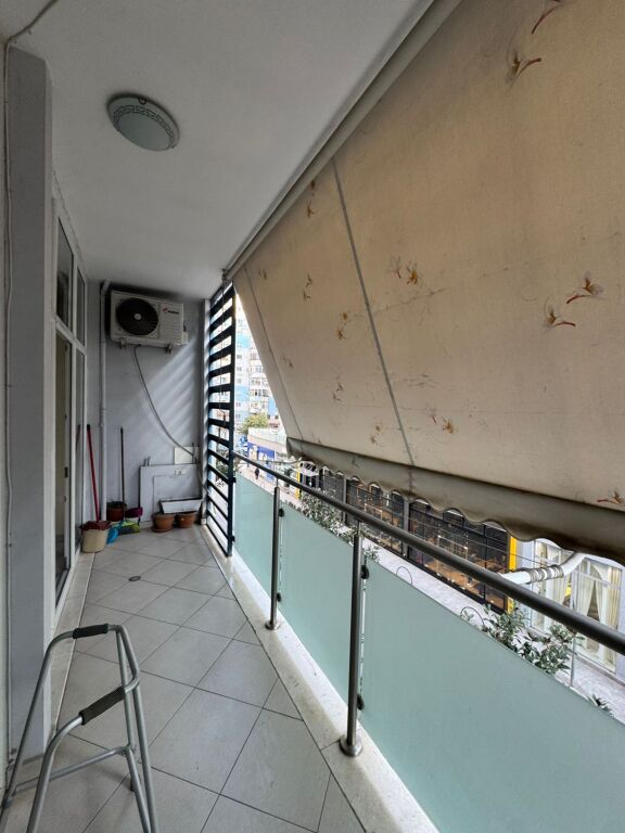 Shitet apartament 1+1