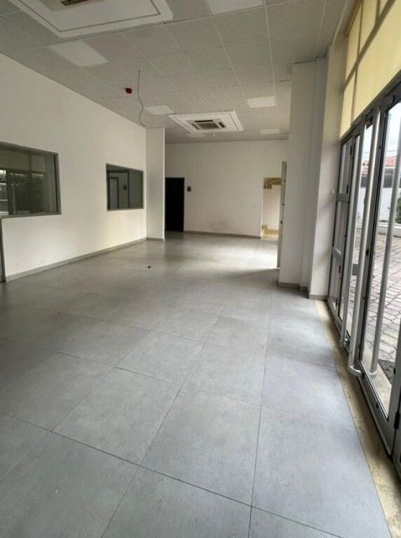 Affitto, edificio di 4 piani, Via Kavaja, Tirana.