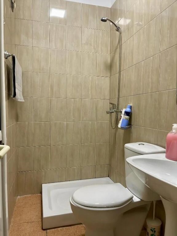 🏡 Appartamento 1+1 in affitto  📍 A soli 3 minuti dall'Ufficio Postale N. 8💰 Affitto mensile: 50.000 lek