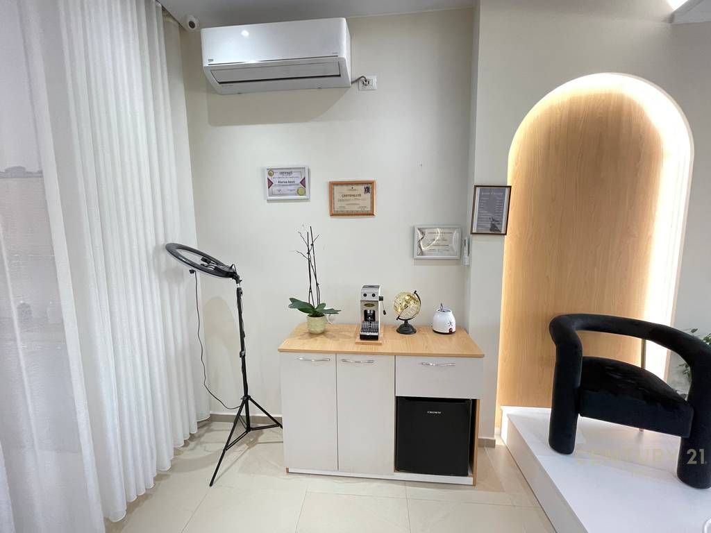 HAIRDRESSER/BEAUTY SPACE NEAR 21 DECEMBER