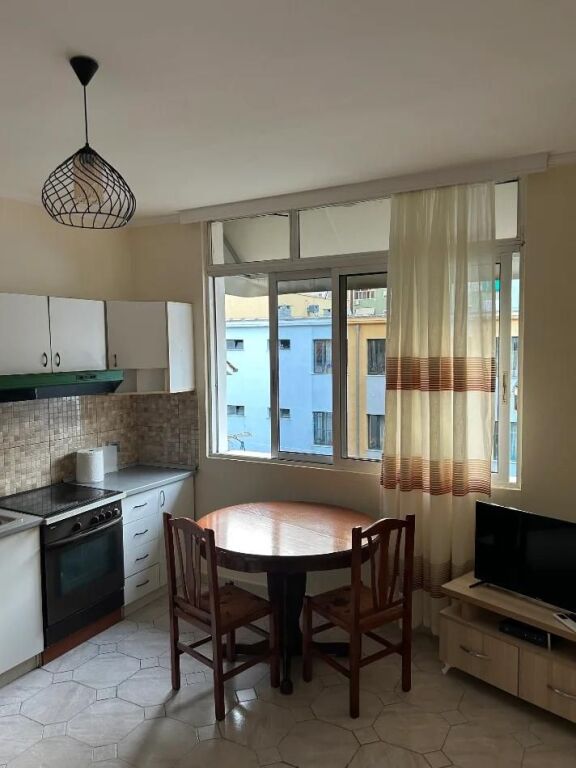 🏡 Appartamento 1+1 in affitto  📍 A soli 3 minuti dall'Ufficio Postale N. 8💰 Affitto mensile: 50.000 lek