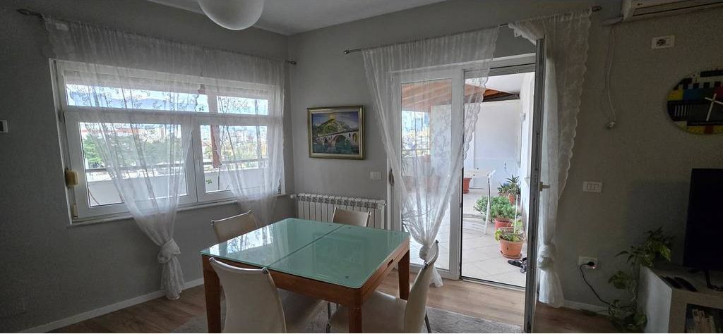 NË HYRJE DON BOSKO – PRANË ZOGUT TË ZI! SUPER APARTAMENT 2+1+2 ME VERANDË|26 m² | PËR SHITJE! (VIDEO)