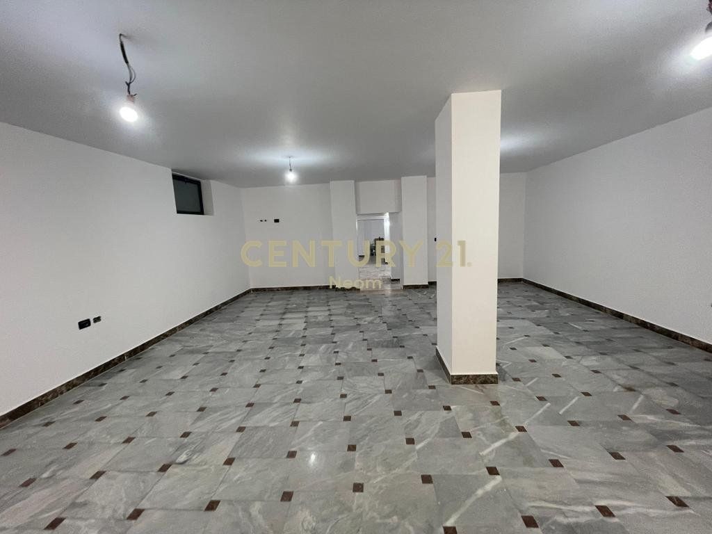 LOCALE COMMERCIALE IN AFFITTO - 200m², NEL CUORE DI BLLOKU!