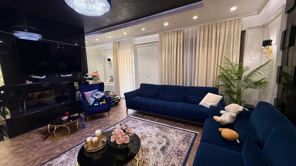 📍In Affitto SUPER Appartamento 2+1 con ampi spazi, situato in una delle residenze più esclusive di Tirana nel Complesso Delijorgji.