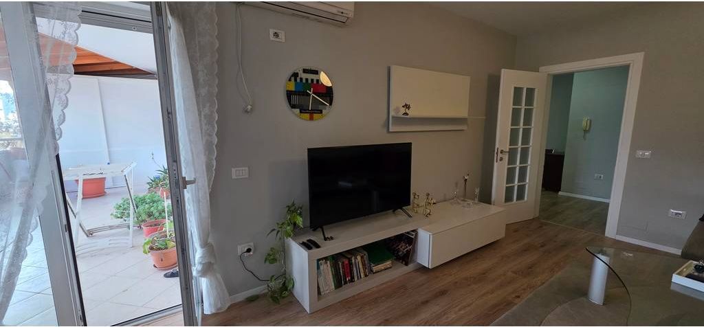 NË HYRJE DON BOSKO – PRANË ZOGUT TË ZI! SUPER APARTAMENT 2+1+2 ME VERANDË|26 m² | PËR SHITJE! (VIDEO)