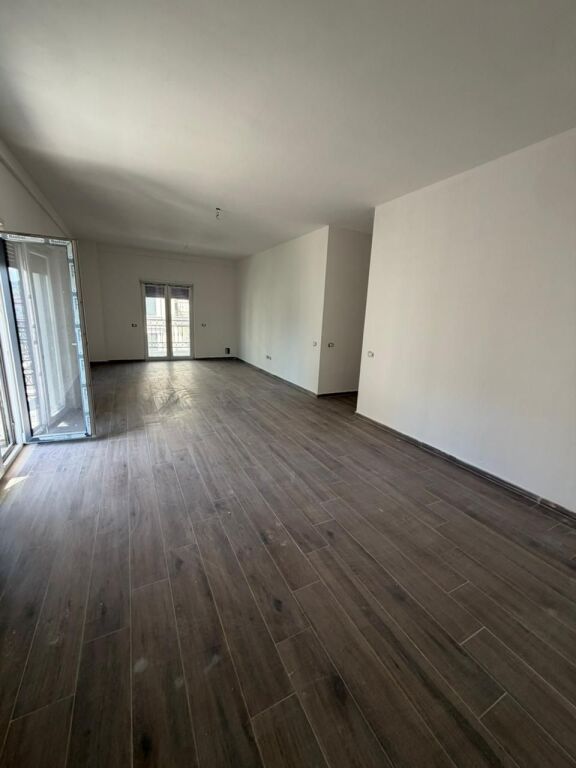 Shitet Apartament 2+15+2 tualete &amp; Garderobe Tirana Porta e Re