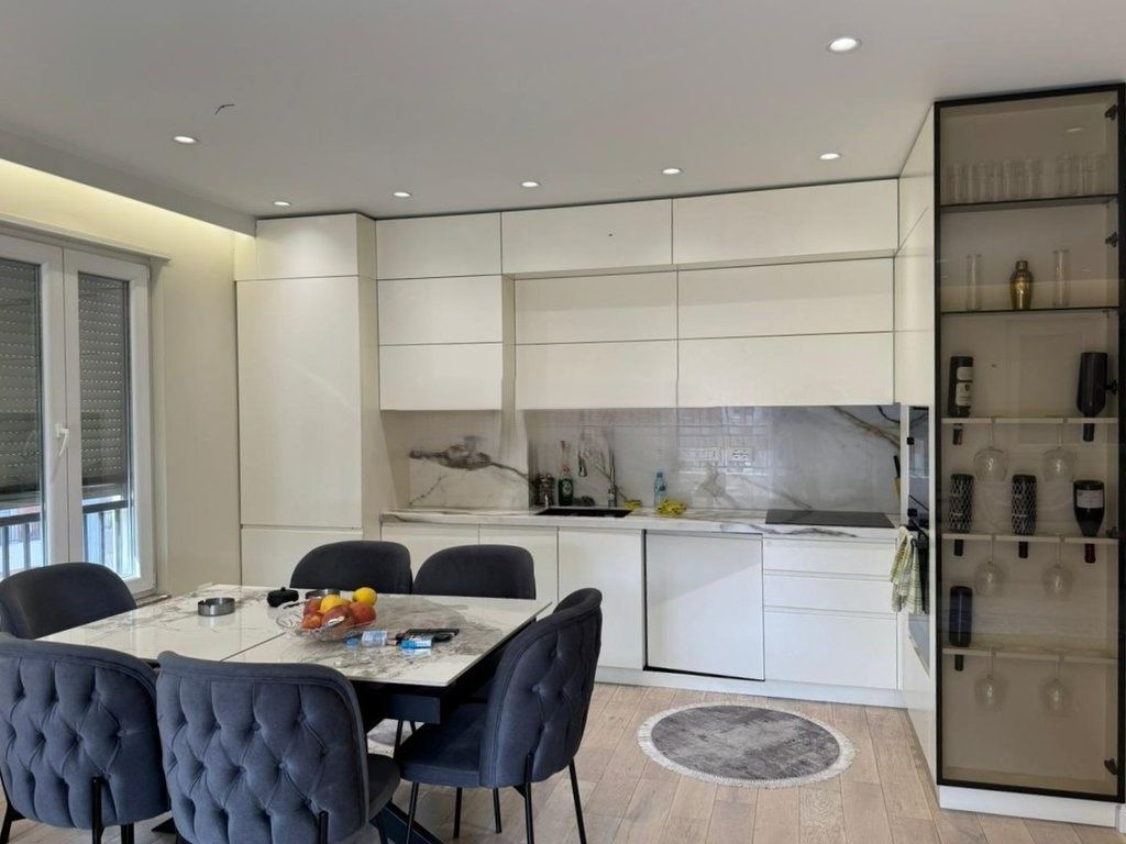 APARTAMENT PER SHITJE TEK VILA L !