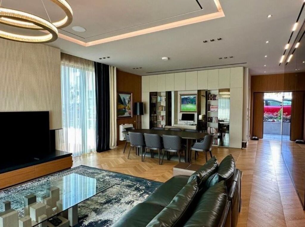 📌Luxury 3-Storey Villa for Sale – Mandarin Residence