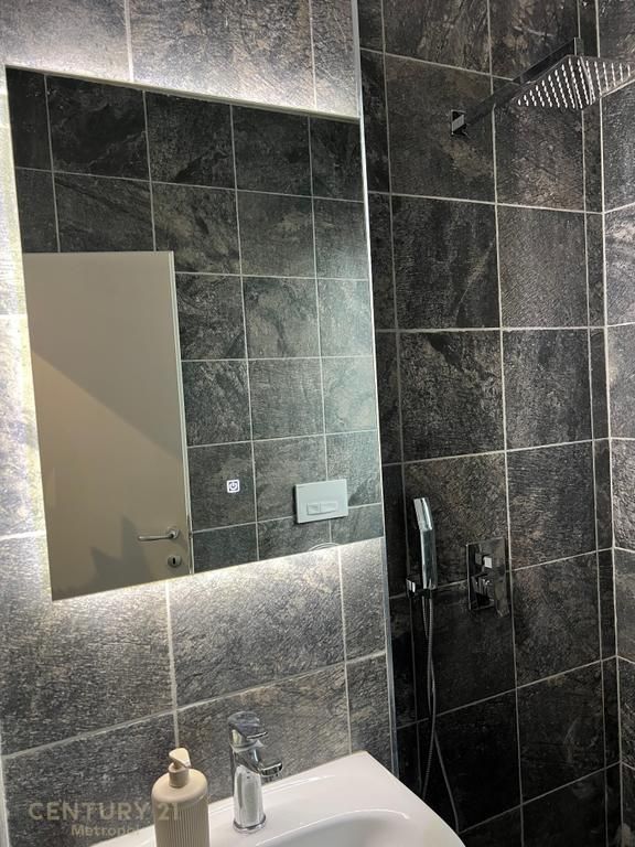 Japim me qira apartament 2+1+verandë te Rruga e Dibrës!