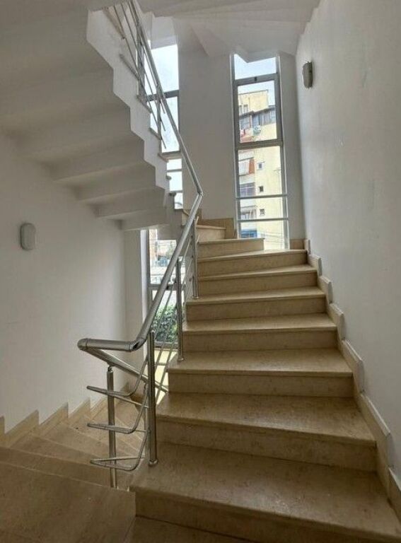 Affitto, edificio di 4 piani, Via Kavaja, Tirana.