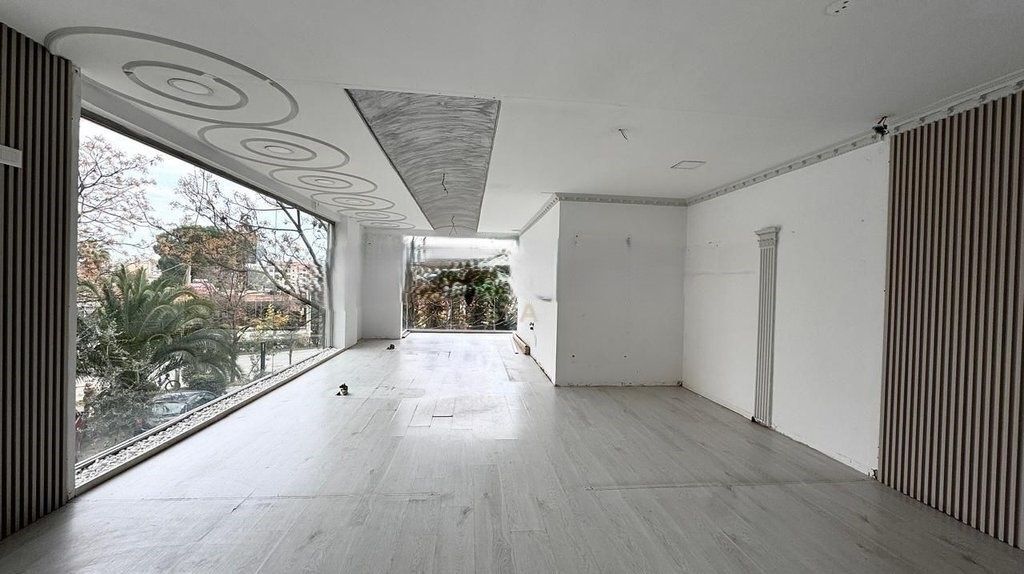 Jepet ambient komercial buze rruge prane 21 Dhjetorit!