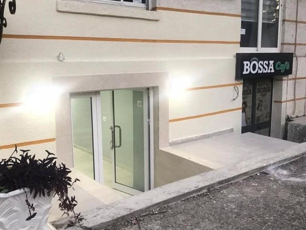 LULISHTE 1 MAGGIO, VENDIAMO AMBIENTE COMMERCIALE