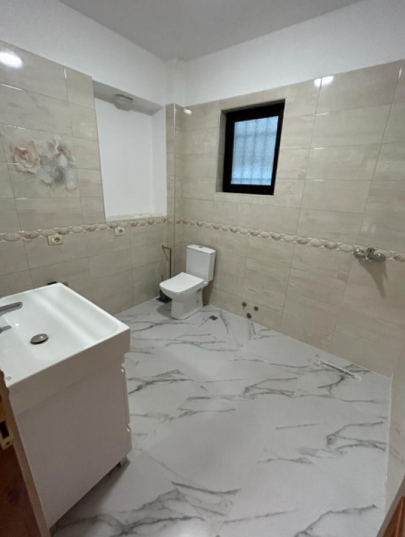 🏢 Ambient Zyre me Qira – Pranë Pazarit të Ri