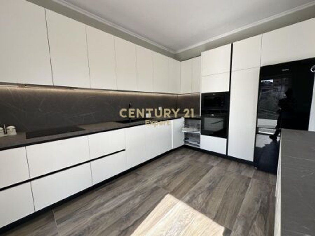 VENDESI APPARTAMENTO 3+1+2 CON POSTO AUTO PRESSO IL COMPLESSO NOBIS