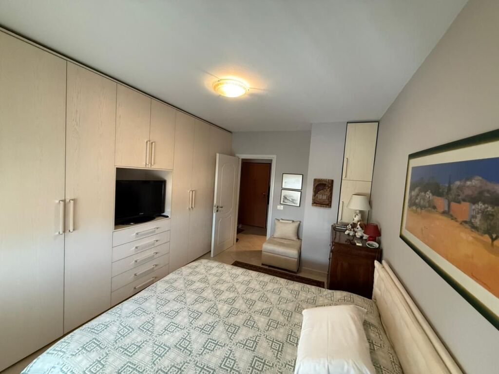 🏢 Apartment 2+1 for sale at Ish Parku – Ndre Mjeda Street  📍 Location: Ish Parku, Ndre Mjeda Street 📐 Area: 80.1 m² 🏢 Floor: 3 🛗 Building with 2 elevators 🛋️ Apartment sold furnished 💶 175,000 euros