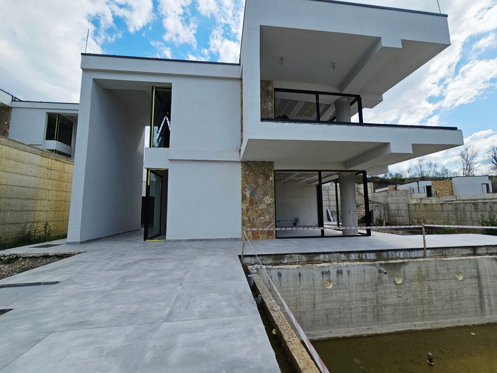 Villa indipendente con piscina in vendita a Farke