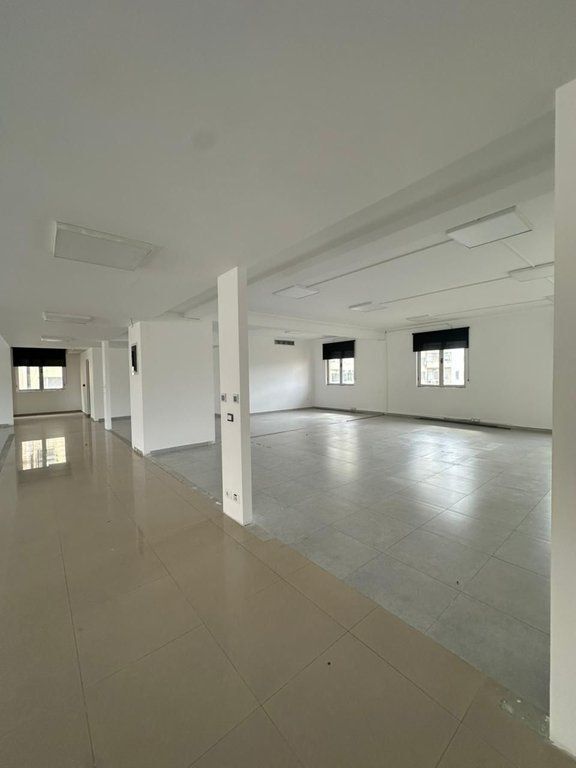 Si offre in affitto un edificio commerciale di 4 piani