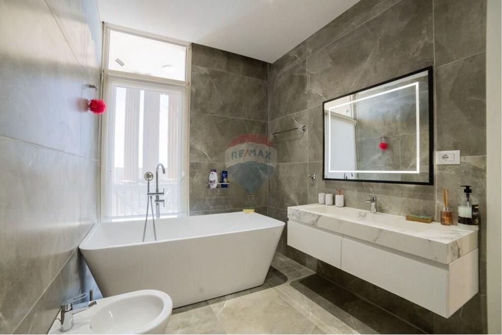 Vile me pishine ne shitje , Green Coast 1